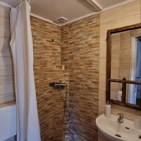 Pajisti Verzi / Meadows Farm stay *